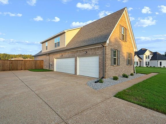 4th image of 475 Cambridge Cv