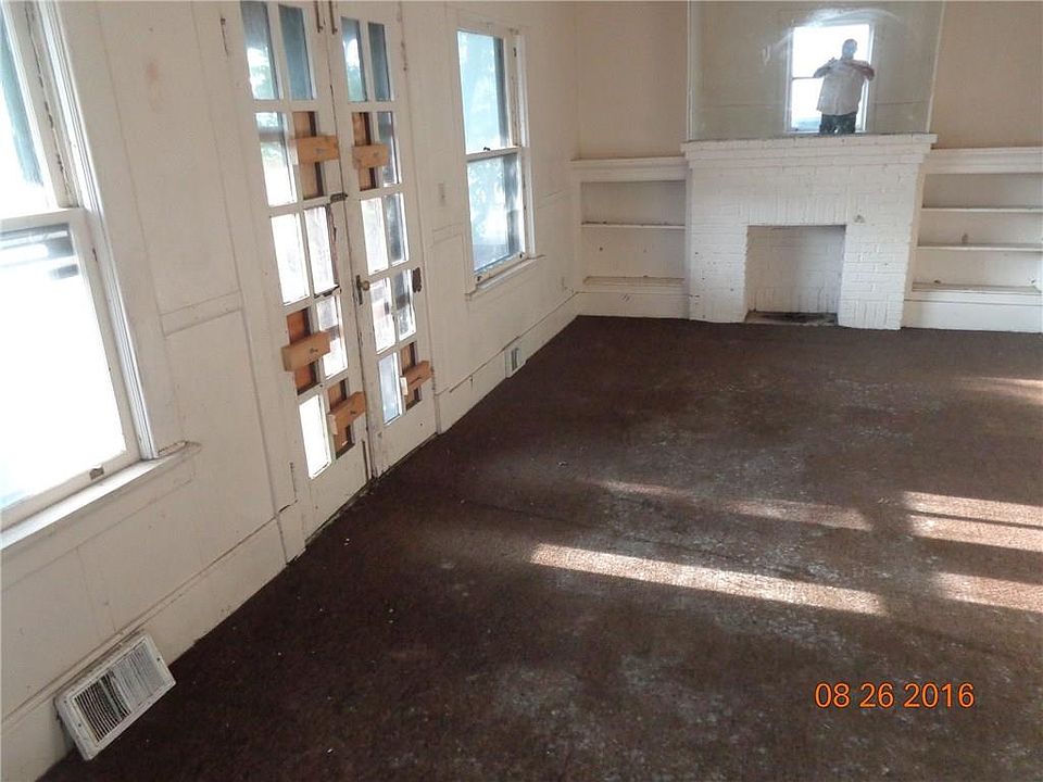 2nd image of 102 Commonwealth Ave