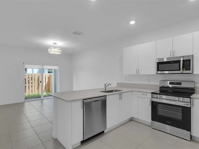 105 SW 184th Ave — Photo 5