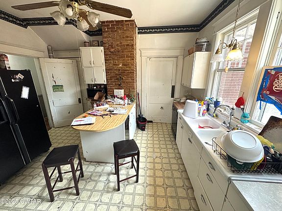 5th image of 218 Oak St