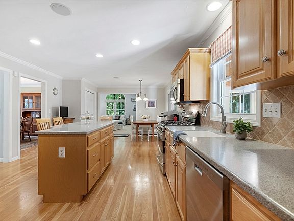 5th image of 32 Field Rd