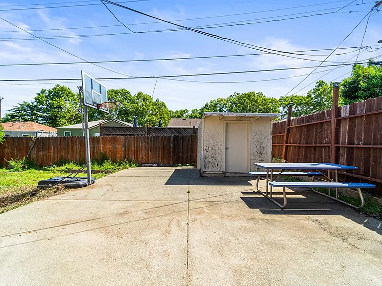 560 Russell St — Photo 38