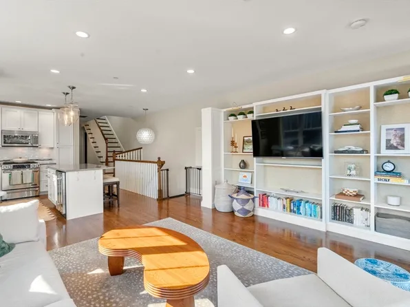 788 E 4th St #3, South Boston, MA 02127