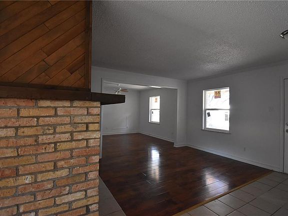 3rd image of 1009 Greenbriar Dr