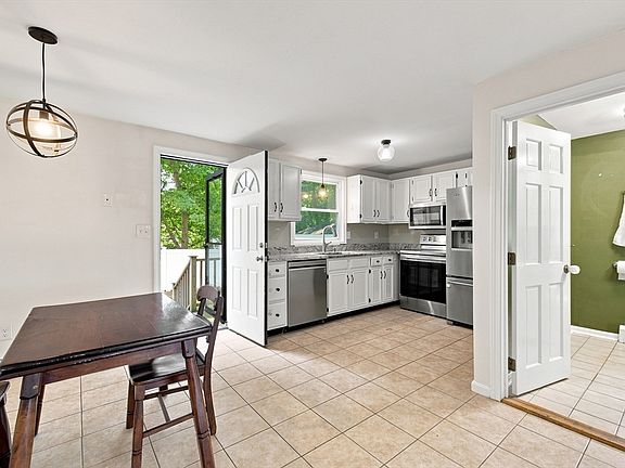 4th image of 20 Chestnut St #B