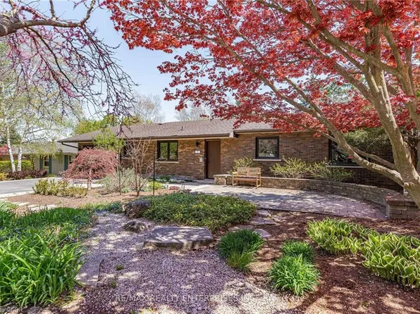 75 Robinhood Dr, Hamilton, ON L9H 4G2