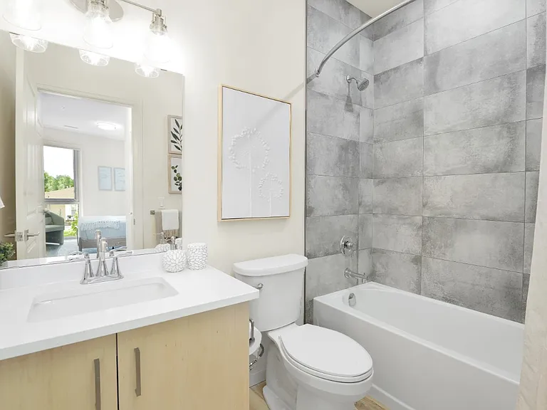 301 Westmount Rd W — Photo 9