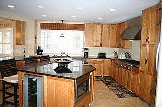 Gourmet kitchen w/Island & Granite