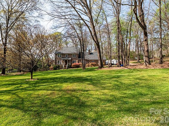 3rd image of 1015 Quail Cir