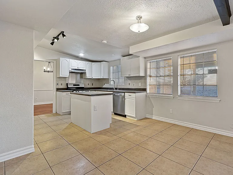 6637 Mariposa Dr — Photo 7