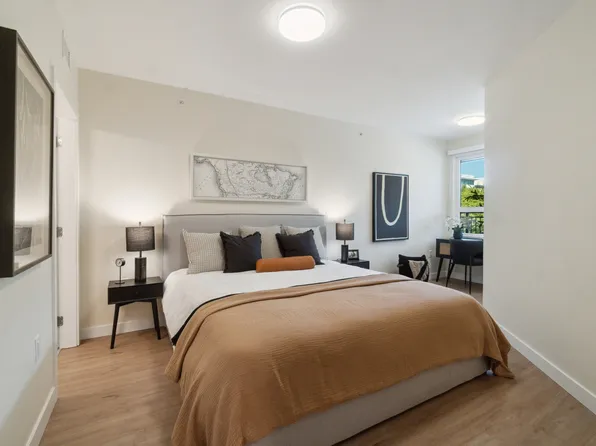 2895 E 10th Ave #415, Vancouver, BC V5M 0H6