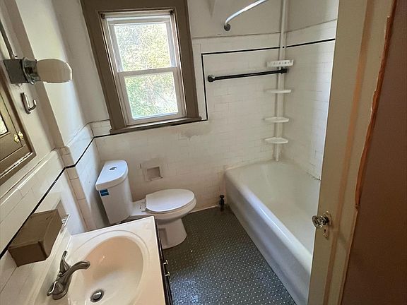 2nd image of 1026 Jefferson Ave Unit 2