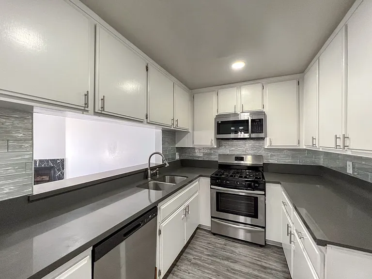 Gorgeous 2 Bed/2 bath apartment in excellent Sherman Oaks area! — Photo 23