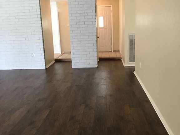4th image of 554 W Castle Harbour Dr
