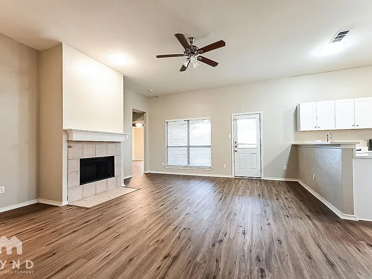 2526 Sunset Dr — Photo 3
