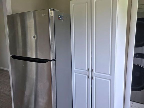 5th image of 464 Robinson Dr
