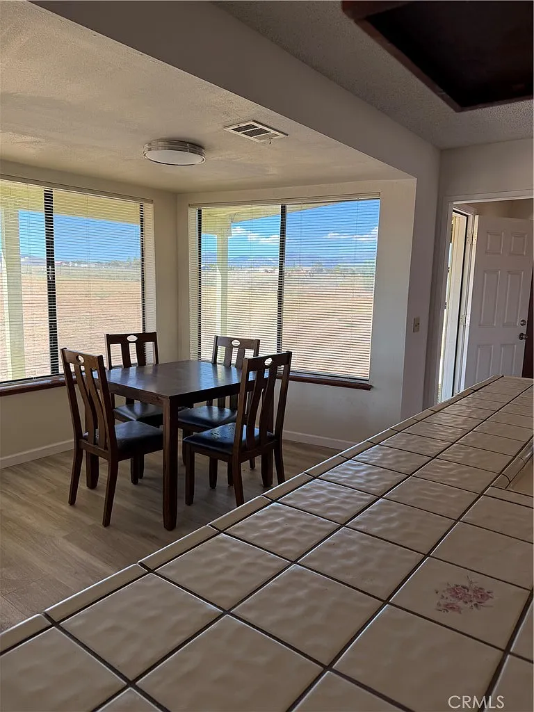 5 bed, 2526 sqft, $2,800 — Photo 2