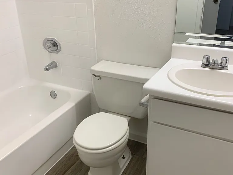 Emerald Cove Apartments — Photo 44