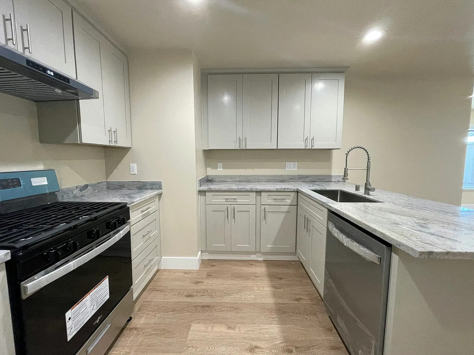 786 Elm St — Photo 4