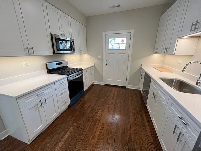 3726 N Racine Ave — Photo 4