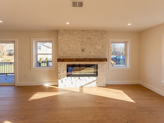 5th image of 157 Auburn St #157