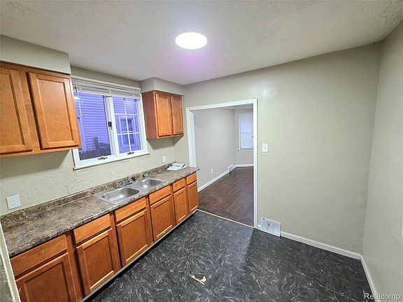 4th image of 14235 Winthrop St