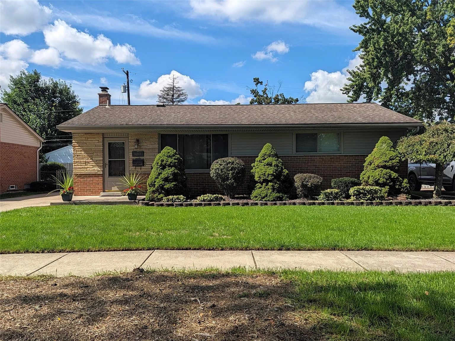 3 bed, 2.0 bath, 1005 sqft, $2,200 — Photo 2
