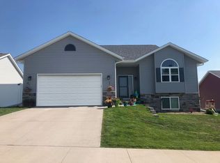 437 68th Ave SW, Cedar Rapids, IA 52404