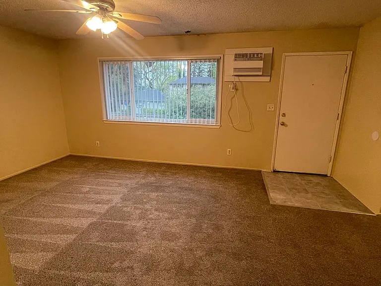 0674 - 372/374 Rio Lindo Ave — Photo 3