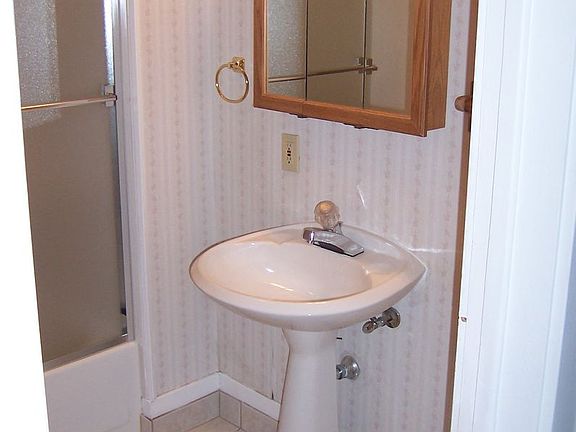 5th image of 808 W Myrtle St
