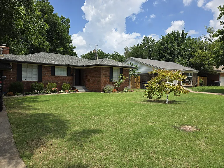 1413 Oxford Way — Photo 2