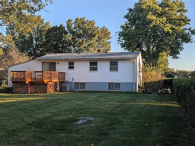 4 bed, 1976 sqft, $2,650 — Photo 2