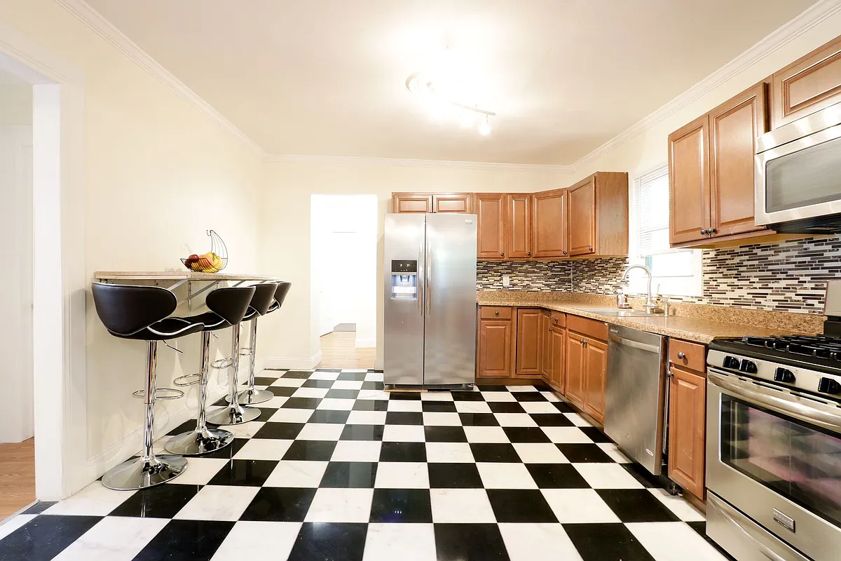 Building Photo - 431 S Beech St #22