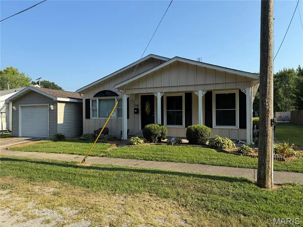 132 E Fortune St, Virden, IL 62690