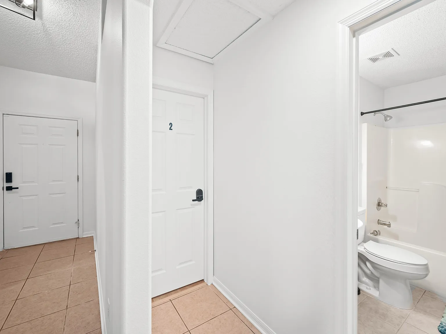 4 bed, 2.0 bath, 1800 sqft, $802 — Photo 4