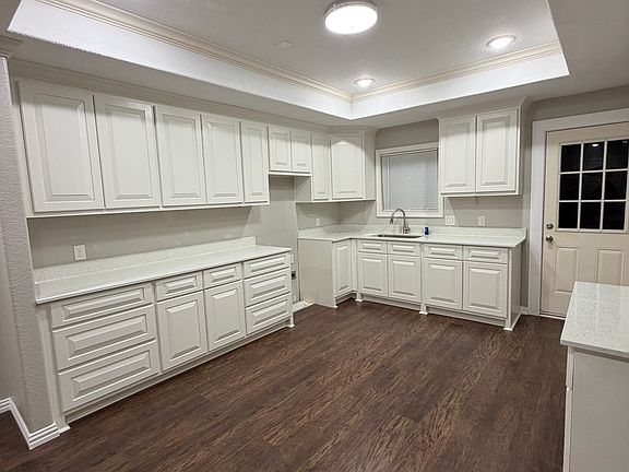 4th image of 223 Burbank St