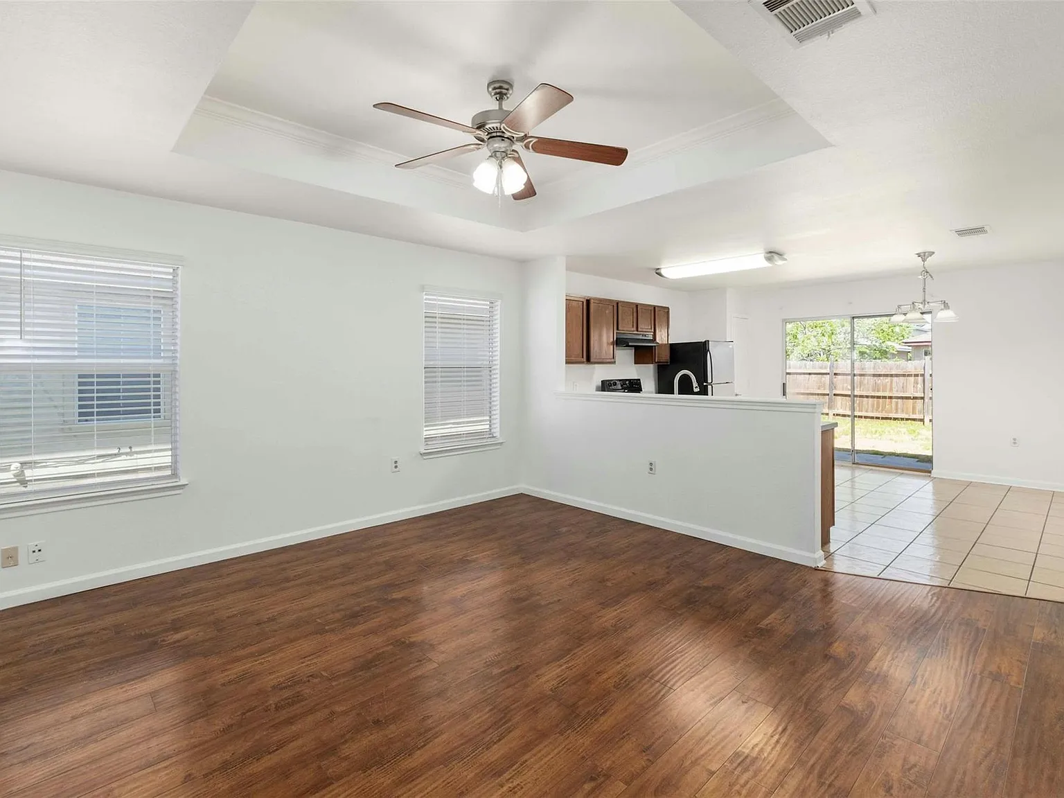 3 bed, 2.0 bath, 1203 sqft, $1,700 — Photo 3