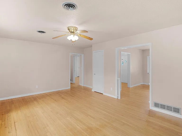 902 NE 17th Ter — Photo 6