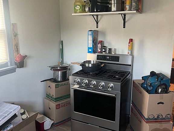 5th image of 609 E 6th St
