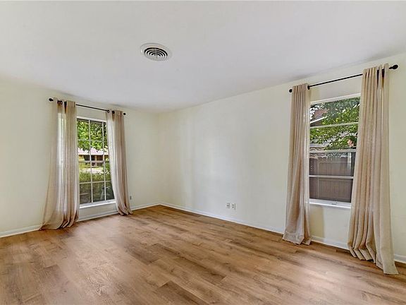5th image of 2305 Fair Oaks Dr