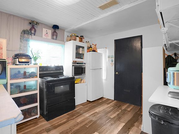 3rd image of 942 Lee St