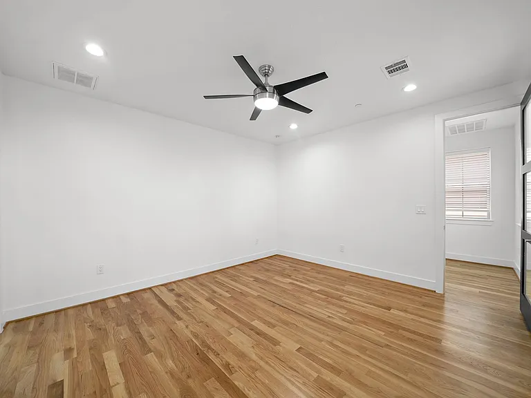 5345 Larkin St — Photo 10