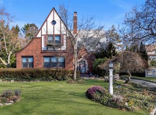 24 Meadow Dr, Port Washington, NY 11050