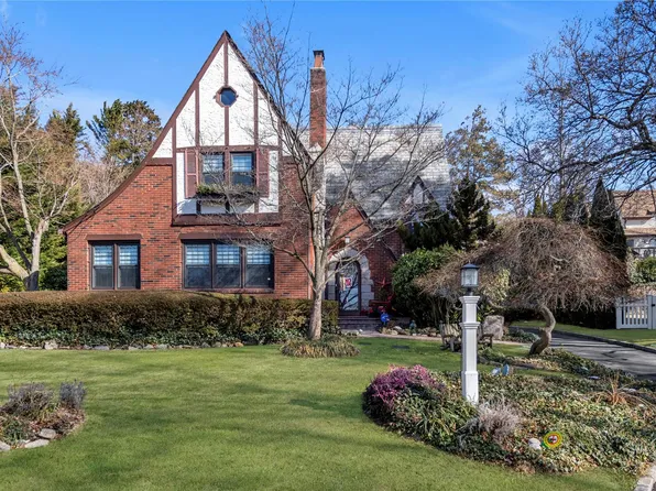 24 Meadow Drive, Port Washington, NY 11050