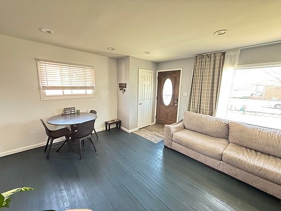 5th image of 610 Western St