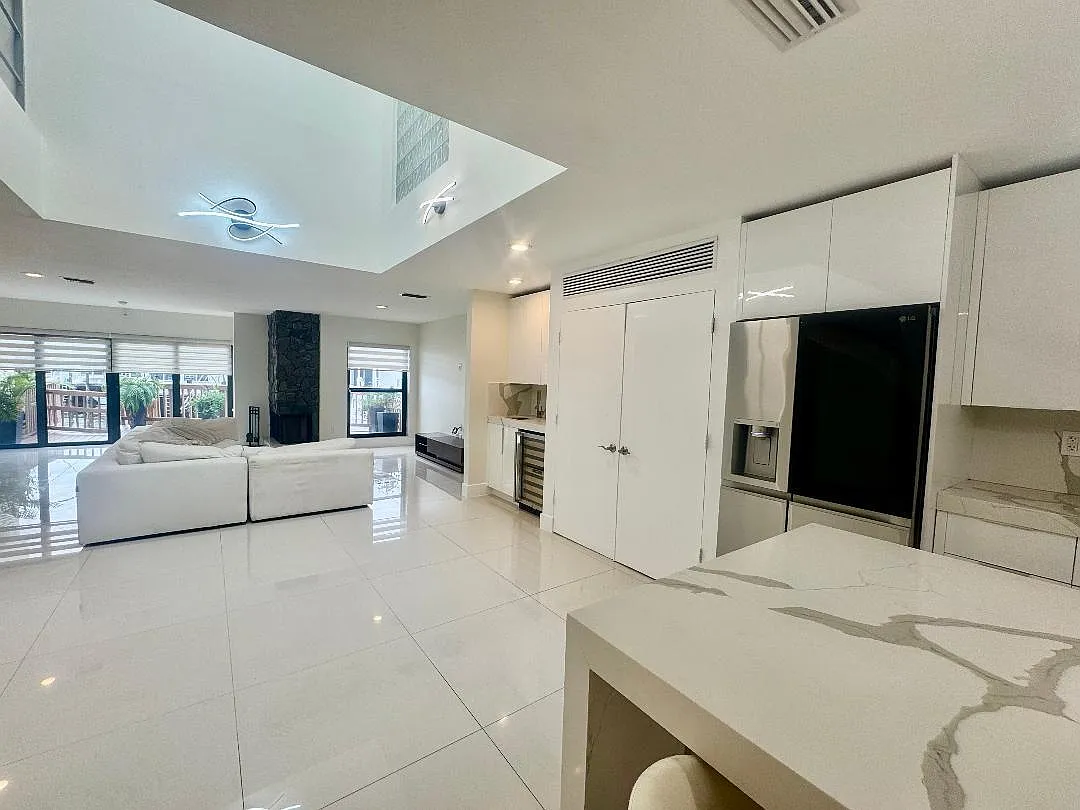 Enclave building 1 — Photo 1