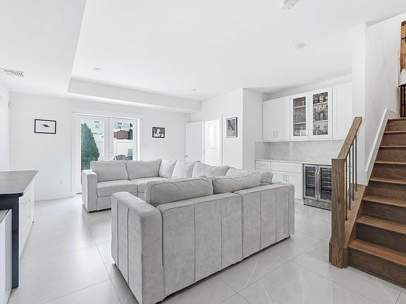 3rd image of 290 Griffith St #1
