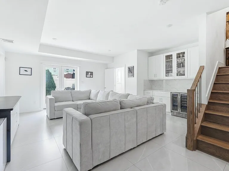 290 Griffith St #1 — Photo 3