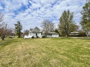 708 W Fairground Ave, Hillsboro, IL 62049