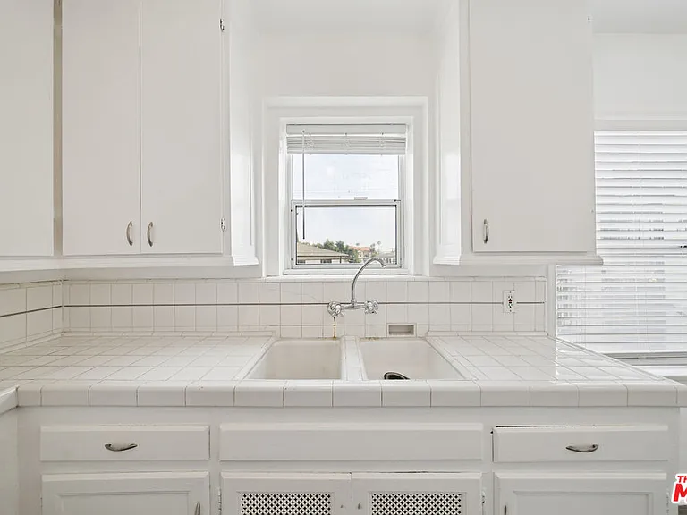 1402 N Mansfield Ave #1/2 — Photo 6